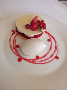 Recetario SABLÉ BRETÓN CON CREMA DE QUESO, FRUTOS ROJOS Y HELADO DE NATA